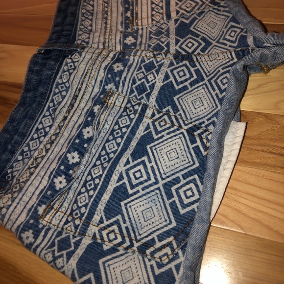 Patterned Jean Shorts - Picture 5 of 7